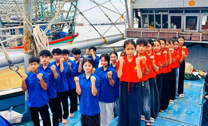 Đoàn phường Tân Mai tổ chức lễ chào cờ trên biển và trao 50 lá cờ Tổ quốc tặng các ngư dân trẻ trước giờ vươn khơi.