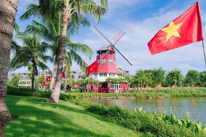 Sắc cờ đỏ sao vàng hiện diện khắp không gian, lan tỏa không khí của ngày hội non sông.