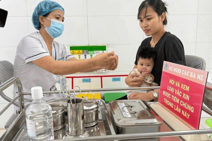Các gia đình cần kiểm tra lịch sử tiêm chủng của trẻ. (Ảnh minh họa).