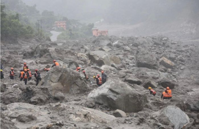 Tìm kiếm nạn nhân sau lũ quét. Ảnh: Cảnh sát Nepal