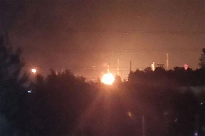 Đám cháy bùng phát ở nhà máy lọc dầu Kirishi tại vùng Leningrad của Nga sau khi bị UAV Ukraine tấn công ngày 30/8. Ảnh: Militarnyi