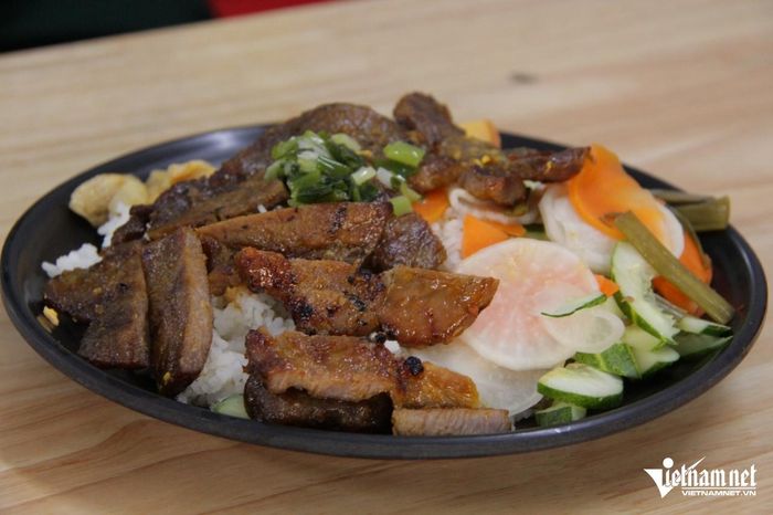 Dù bán cho khách bình thường, giảm giá hay tặng miễn phí cho người có hoàn cảnh khó khăn, các phần cơm tại đây đều có chất lượng như nhau. Ảnh: Hà Nguyễn
