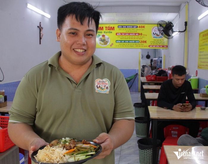 Khang cho biết, quán ăn được chị Nam Phương mở bán với mục đích hỗ trợ người có hoàn cảnh khó khăn. Ảnh: Hà Nguyễn