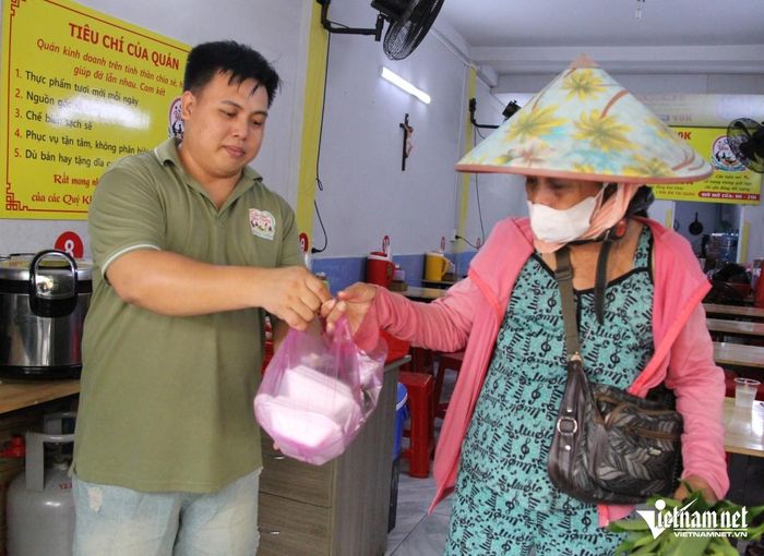 Mỗi ngày, bà Cường đều đến quán cơm tấm Long Xuyên nhận cơm cho mình và người con đang chạy thận, mất sức lao động. Ảnh: Hà Nguyễn