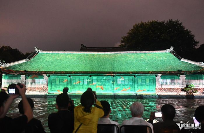 Khách trải nghiệm tour đêm ở Văn Miếu - Quốc Tử Giám. Ảnh: Linh Trang