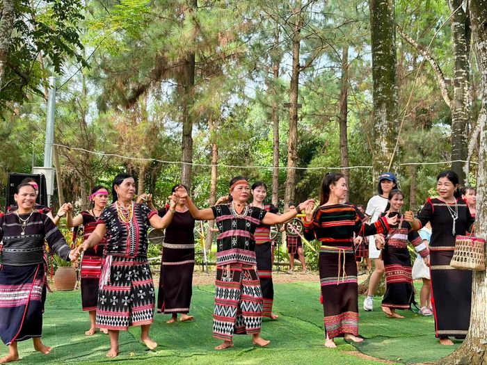 Khách trải nghiệm tại làng. Ảnh: Làng Văn hóa - Du lịch các dân tộc Việt Nam
