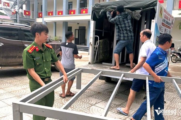 Nhà trường cùng lãnh đạo địa phương đang dọn dẹp trong ngôi trường mới. Ảnh: Quốc Quân