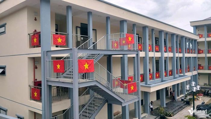 Những lá cờ tổ quốc được treo khắp trường chào mừng ngày Quốc khánh 2/9. Ảnh: Quốc Quân