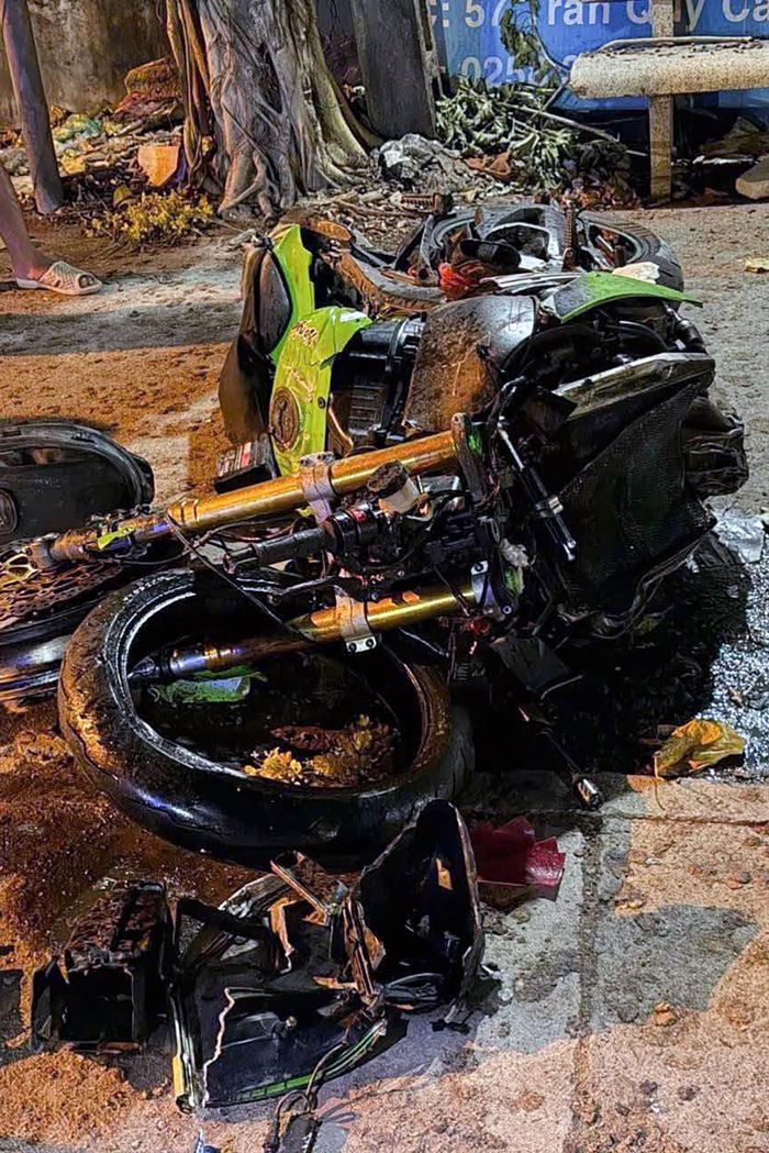 Chiếc mô tô Kawasaki bị biến dạng, hư hỏng nghiêm trọng. Ảnh: N.X