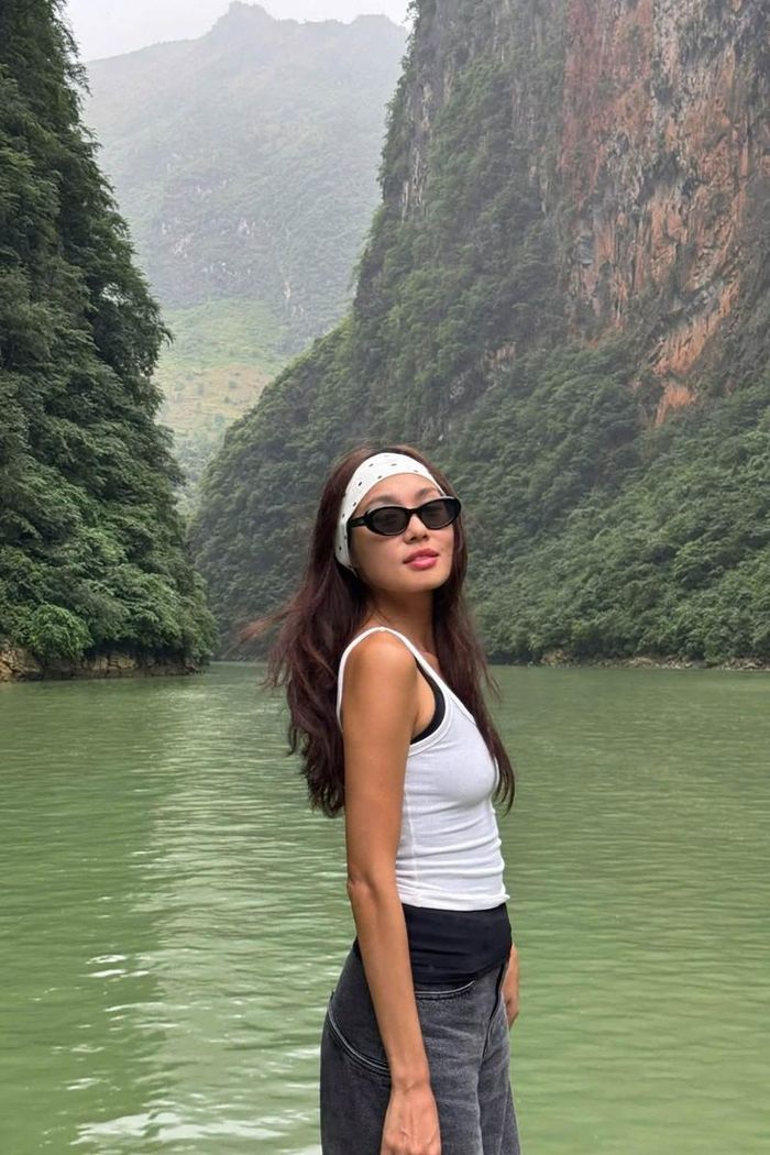 Người đẹp hạnh phúc tận hưởng những ngày nghỉ lễ cùng thiên nhiên.