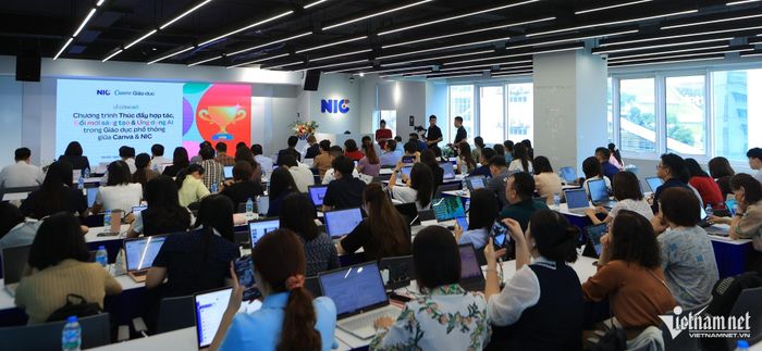 100 giáo viên tham gia buổi tập huấn ứng dụng AI trong giáo dục do NIC và Canva tổ chức ngày 25/8. Ảnh: NIC