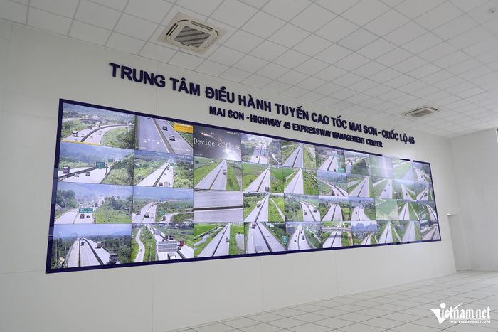 Hình ảnh tài xế không giữ khoảng cách được camera trên tuyến ghi lại. Ảnh: Đình Hiếu