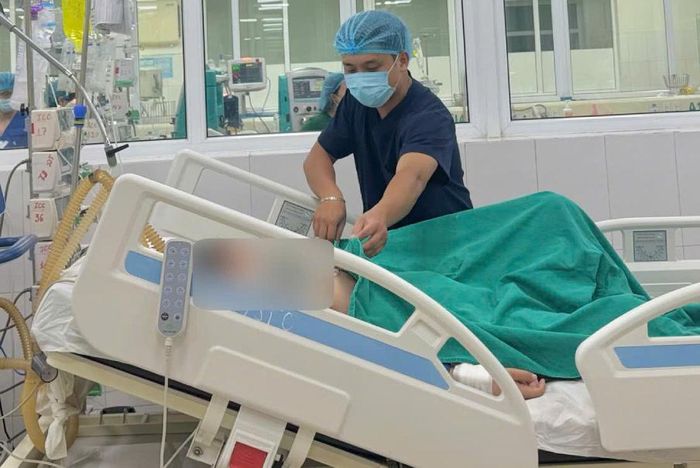 Bác sĩ kiểm tra cho T. Ảnh: BVCC.