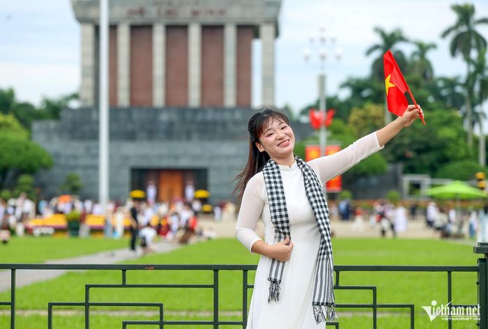 Nhiều bạn trẻ diện áo dài, cầm cờ đỏ sao vàng đến Quảng trường Ba Đình chụp ảnh, lưu giữ những khoảnh khắc đáng nhớ.