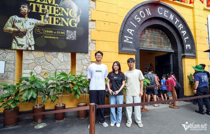 Nguyễn Thu Lan (sinh viên Học viện Ngân Hàng) cùng các bạn tham quan Di tích lịch sử Nhà tù Hỏa Lò.