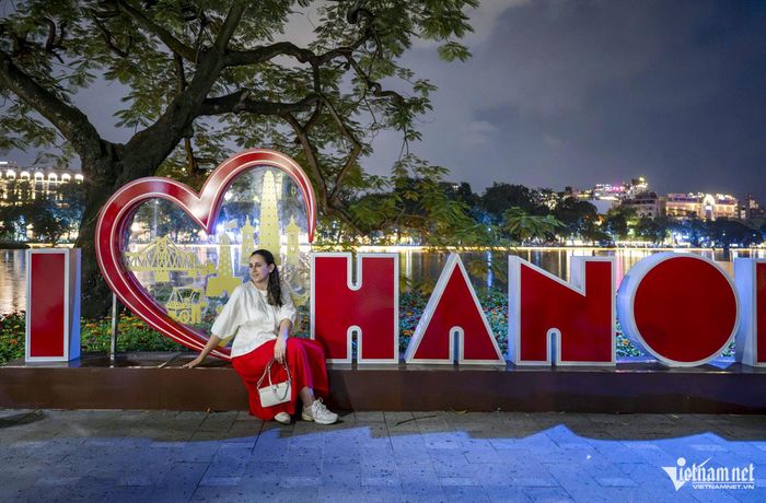 Công nghệ chiếu sáng hiện đại khoác lên hồ Hoàn Kiếm diện mạo mới về đêm, thu hút đông đảo người dân và du khách đến tham quan, trải nghiệm.