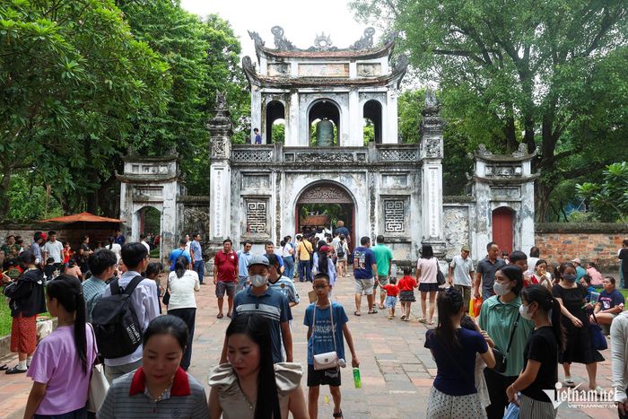 Khu di tích Văn Miếu - Quốc Tử Giám cũng là điểm đến của nhiều gia đình trong kỳ nghỉ lễ 2/9 năm nay.