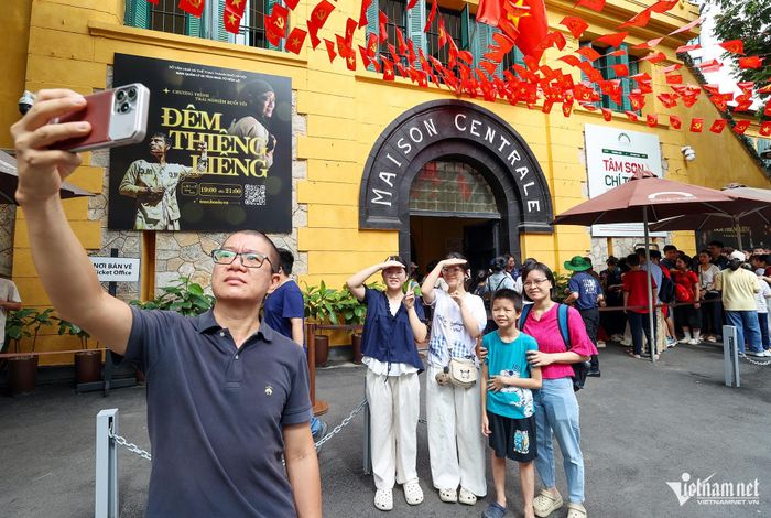 Nhiều gia đình chọn tham quan các di tích lịch sử để các thế hệ ôn lại những trang sử hào hùng của dân tộc.