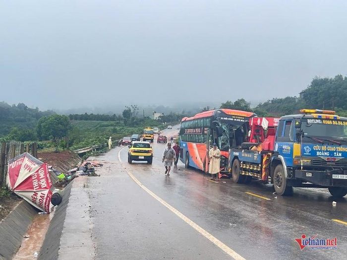 Vị trí chiếc xe gặp nạn đường cong, trơn trượt nên rất dễ gặp nạn. Ảnh: Trần Hoàn