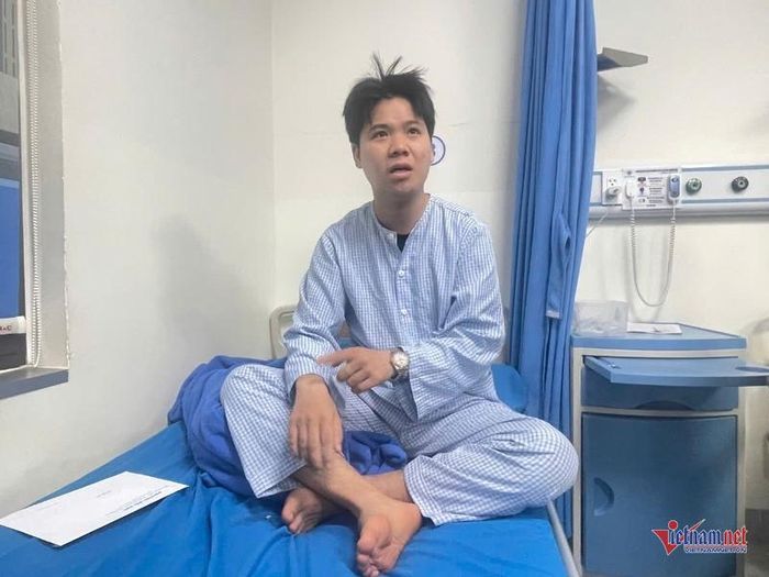 Anh Phạm Ngọc Quốc Lên kể lại khoảnh khắc chiếc xe khách rung lắc rồi bất ngờ lật nghiêng bên đường. Ảnh: Trần Hoàn