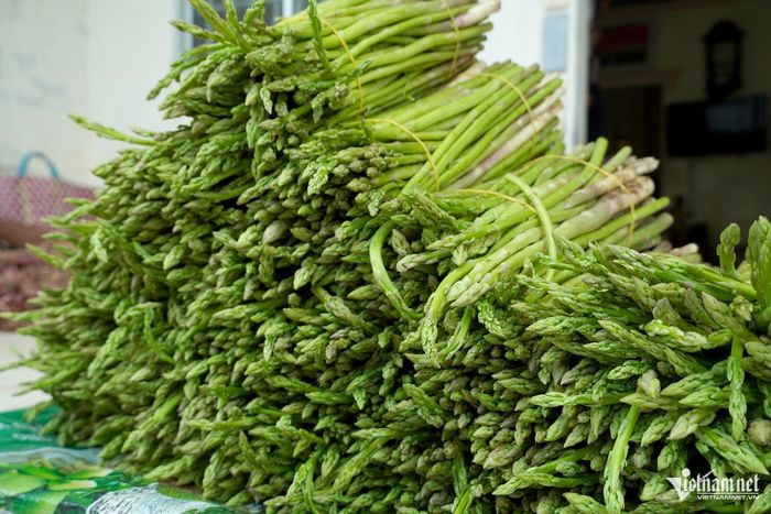 Măng tây được làm sạch, phân loại và bó theo quy cách.