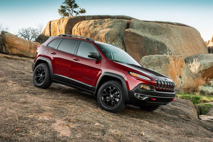 Từ một mẫu xe biểu tượng của dân off-road, Jeep Cherokee 2014 biến thành một chiếc Crossover đô thị hiện đại, nhỏ gọn và mềm mại hơn. Ảnh: Motor Trend