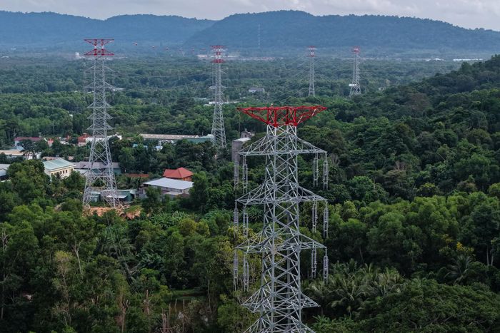 Đường dây 110kV Phú Quốc - Nam Phú Quốc đóng điện rạng sáng ngày 16/8. Công trình có tổng mức đầu tư hơn 934 tỷ đồng, quy mô 2x20km và 79 vị trí trụ; trong đó phần cáp ngầm dài 2,7km