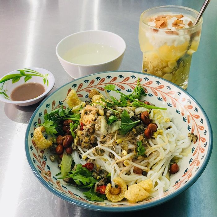 Cơm hến, bún hến... là những món ăn nổi tiếng ở Huế. Ảnh: Huế Thương