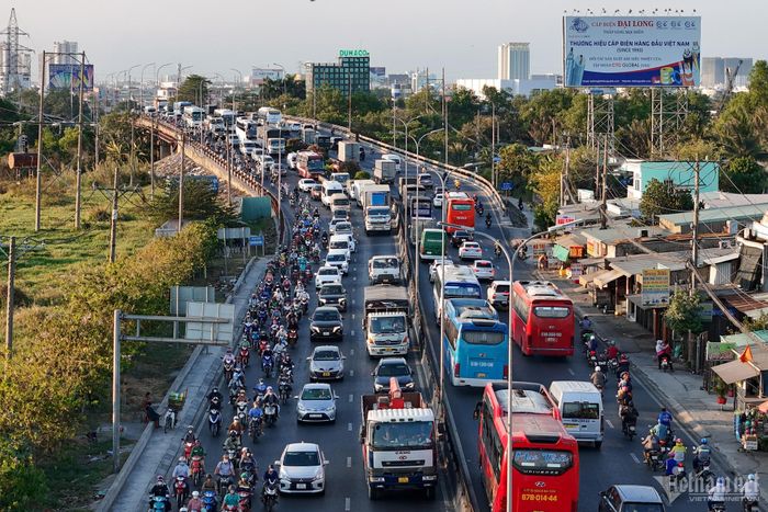 Cầu Bình Điền, điểm nghẽn ùn tắc nhất trên đoạn quốc lộ cửa ngõ phía Tây TPHCM. Ảnh: Nguyễn Huế
