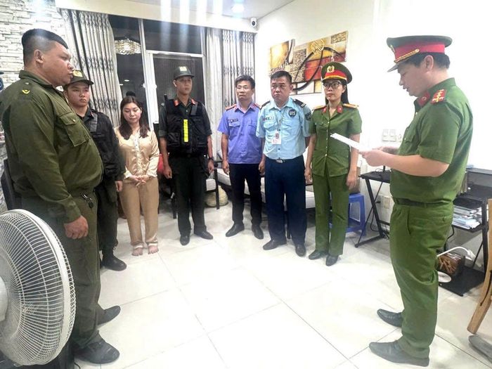 Công an đọc quyết định khởi tố một đối tượng trong đường dây sử dụng hơn 200 công ty “ma” để mua bán trái phép hơn 15.000 hóa đơn. Ảnh: CACC