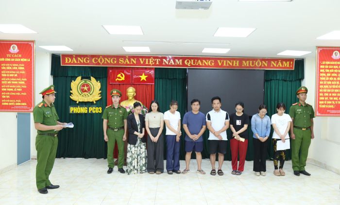Công an đọc lệnh bắt tạm giam các đối tượng liên quan đến chuyên án 1025H. Ảnh: H.N
