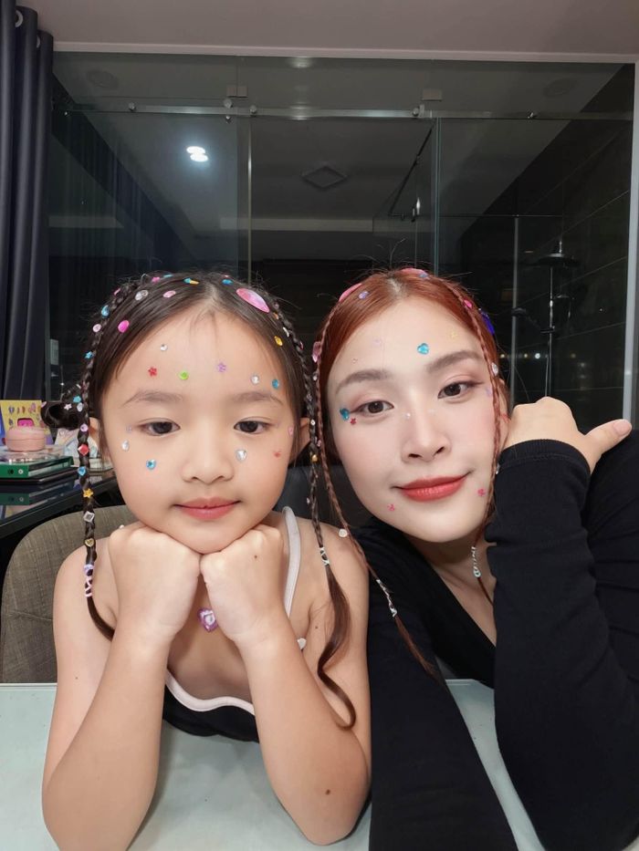 Ca sĩ Đông Nhi ở bên con suốt mùa lễ.