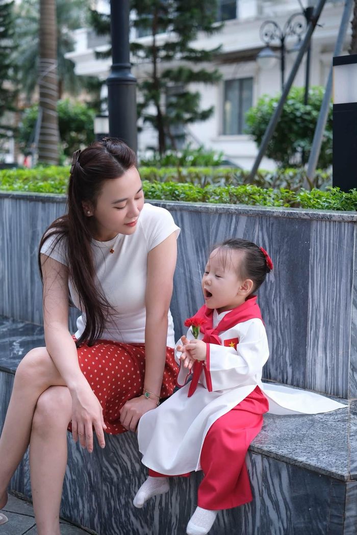 Diễn viên Phương Oanh khoe khoảnh khắc hạnh phúc bên con gái. 