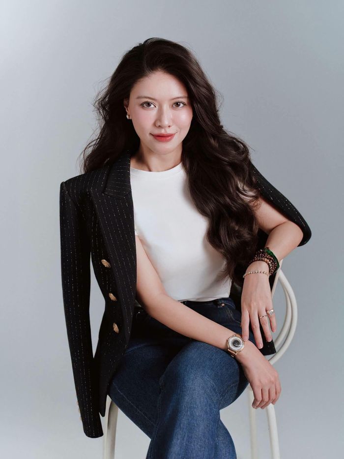 BTV Ngọc Trinh đẹp quyền lực.
