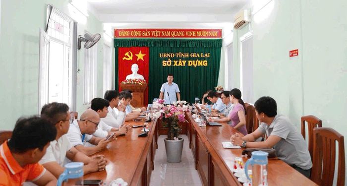 Sở Xây dựng Gia Lai tổ chức cuộc họp chấn chỉnh hoạt động vận tải hành khách bằng taxi, xe hợp đồng sáng 31/8. Ảnh: Minh Nguyễn