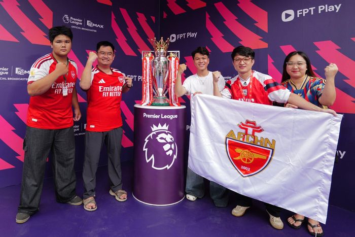 Cùng việc đưa Á hậu Huyền My trở lại, đơn vị sở hữu bản quyền phát sóng Ngoại hạng Anh đến hết mùa giải 2030/31 cũng "tặng quà" cho CĐV Việt Nam: đưa chiếc cúp Premier League nguyên bản trở lại Việt Nam. Trong lần ghé thăm này, biểu tượng danh giá của bóng đá Anh chỉ lưu lại ít ngày và mở cửa tự do cho công chúng đến chiêm ngưỡng ngày 30/8 trong sự kiện diễn ra tại phố đi bộ Trần Nhân Tông (Hà Nội).