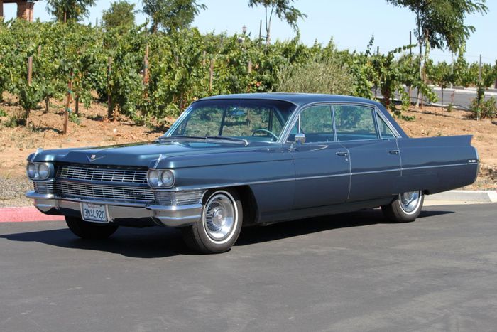 GM là hãng xe đầu tiên ứng dụng đèn pha tự động lên chiếc Cadillac Sedan DeVille vào năm 1964. Ảnh: Classic Promenade