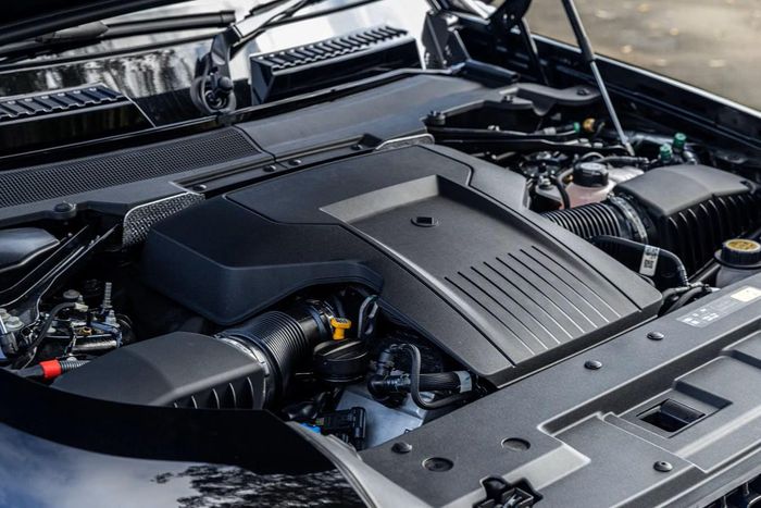 Land Rover gần đây tiếp tục mở rộng các phiên bản sử dụng động cơ V8, cho thấy hãng chưa vội loại bỏ động cơ đốt trong. Ảnh: Drive