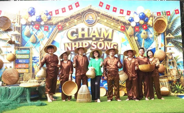 Lãnh đạo xã Hoằng Tiến sắm vai ngư dân tại không gian "chạm nhịp sống làng chài"