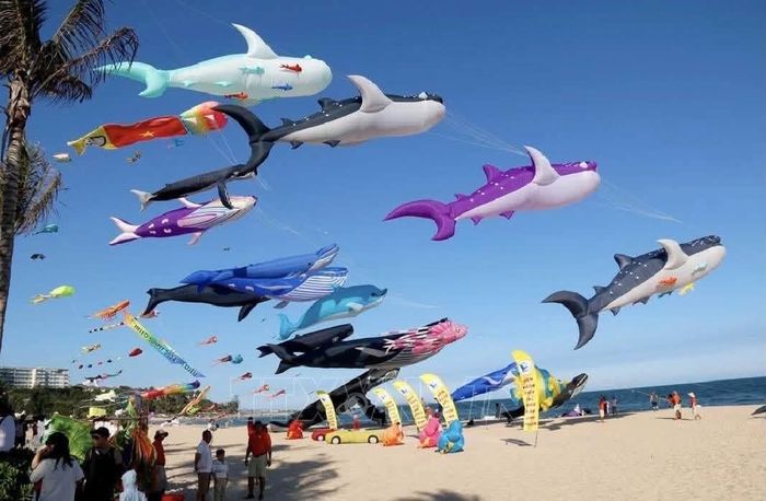  Festival quy tụ 100 nghệ nhân diều thuộc 15 câu lạc bộ đến từ nhiều tỉnh, thành trên cả nước.
