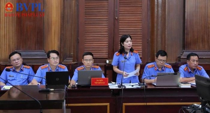 Kiểm sát viên tranh luận tại phiên tòa VN10.