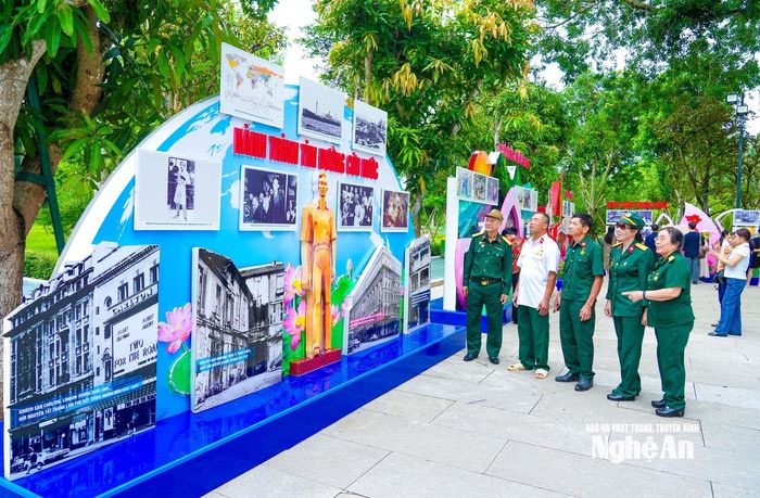 Trong không khí kỷ niệm 81 năm Cách mạng Tháng Tám thành công (19/8/1945 - 19/8/2026) và hướng tới Quốc khánh 2/9 (2/9/1945 - 2/9/2026), Khu Di tích Quốc gia đặc biệt Kim Liên (Nghệ An) mở cửa triển lãm chuyên đề “Hành trình theo chân Bác”, đưa người dân và du khách đến gần hơn với những dấu mốc trong cuộc đời, sự nghiệp cách mạng của Chủ tịch Hồ Chí Minh. Ảnh: Đình Tuyên