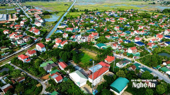 Từ những đồng tiền tích góp nơi các công ty, nhà máy và hành trình xuất khẩu lao động, người dân xứ Nghệ có thêm điều kiện dựng xây những ngôi nhà khang trang, vun đắp cuộc sống đủ đầy, góp phần làm đổi thay diện mạo quê hương. Trong ảnh: Một góc nông thôn tươi mới của xã Hợp Minh. Ảnh: Xuân Hoàng