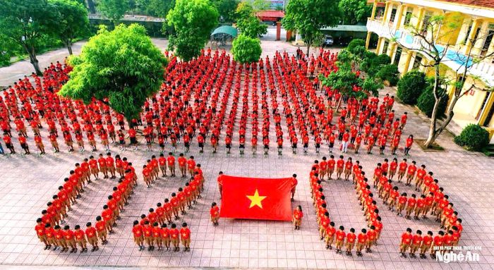 Tại phường Vinh Phú, hơn 800 học sinh và giáo viên Trường Tiểu học Vinh Phú 2 đã cùng nhau tạo nên hình ảnh lá cờ Tổ quốc và con số “02-09” đầy ấn tượng. Sắc áo đỏ sao vàng hòa cùng những đội hình rực rỡ, gửi gắm tình cảm trong trẻo và niềm tự hào của thầy trò nhà trường hướng về ngày đặc biệt của dân tộc. Ảnh: Trường Tiểu học Vinh Phú 2