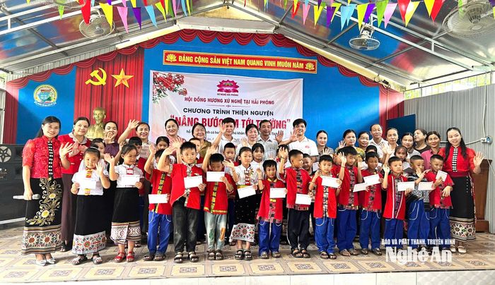 Tặng quà tại điểm trường Phổ thông Dân tộc bán trú Tiểu học Châu Hội, xã Quỳ Châu, tỉnh Nghệ An. Ảnh: CTV