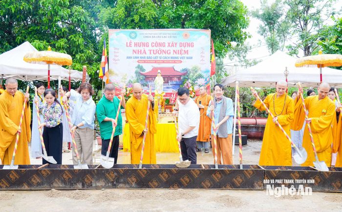 Các đại biểu tiến hành nghi thức Hưng công xây dựng Nhà Tưởng niệm anh linh Liệt sĩ nhà báo cách mạng Việt Nam. Ảnh: TL