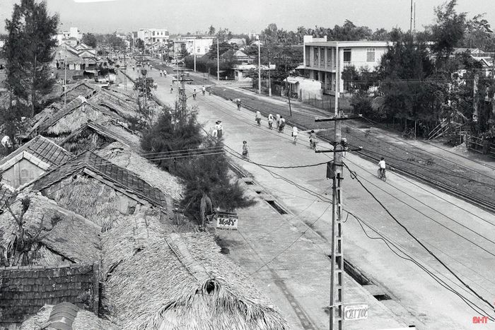 Đường Phan Đình Phùng, thị xã Hà Tĩnh, năm 1993. Ảnh tư liệu của NSNA Sỹ Ngọ.