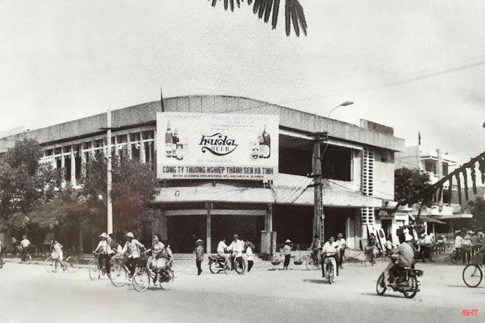 Một góc thị xã Hà Tĩnh những ngày đầu tái lập tỉnh. Ảnh tư liệu của NSNA Sỹ Ngọ.