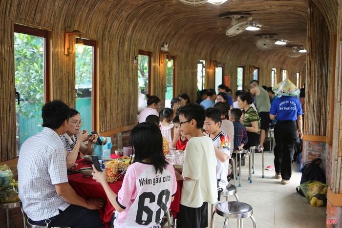 Với nhiều sản phẩm hấp dẫn, dịch vụ chu đáo, các điểm đến Hà Tĩnh vẫn thu hút du khách trong thời tiết thiếu thuận lợi.