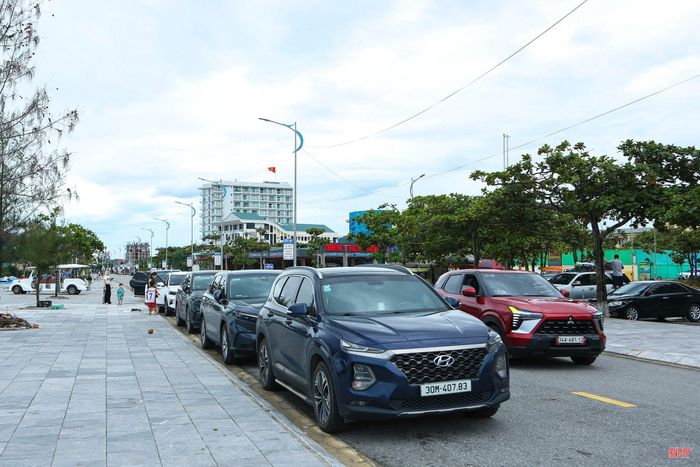 Không khí nhộn nhịp với hàng dài xe ô tô của khách du lịch từ khắp nơi đổ về Thiên Cầm trong sáng 30/8.